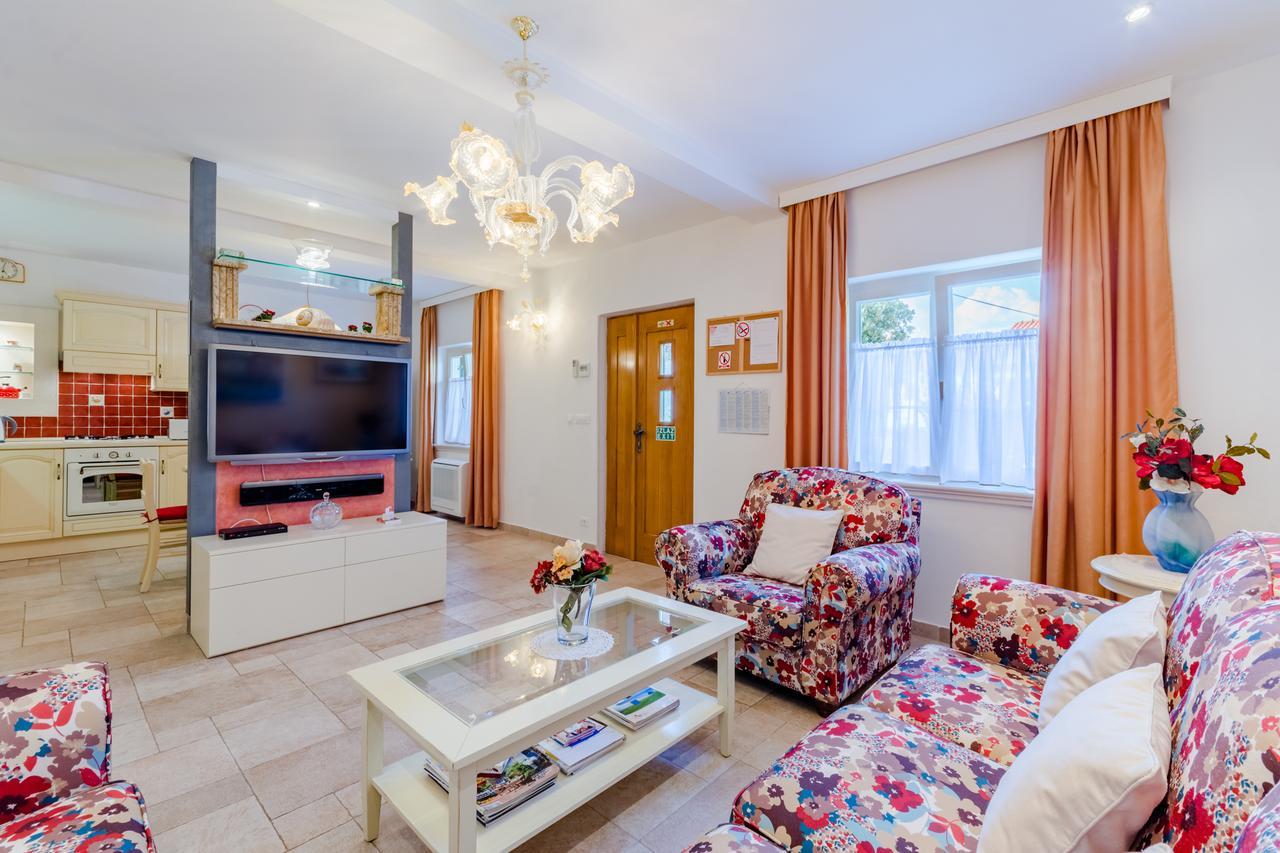 Apartments Villa Camellia - Adults Only Supetar Extérieur photo