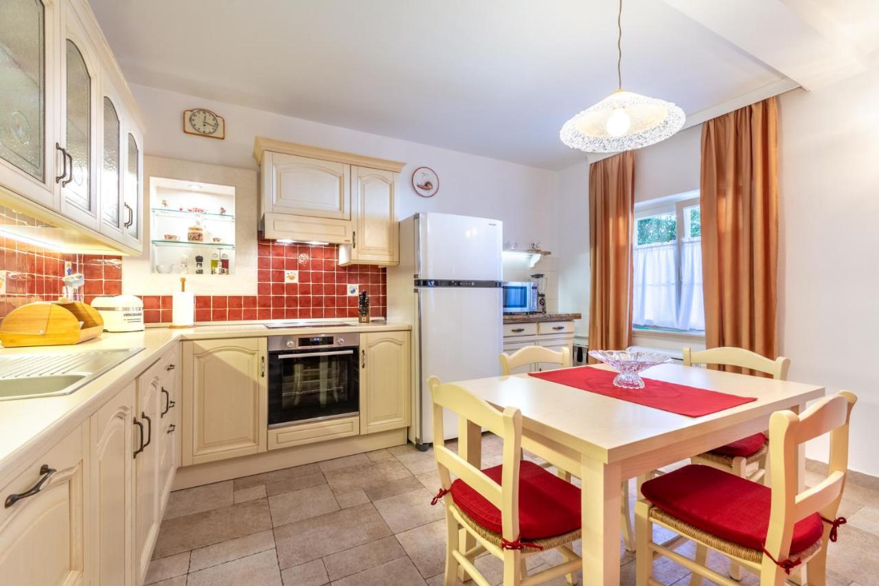 Apartments Villa Camellia - Adults Only Supetar Extérieur photo
